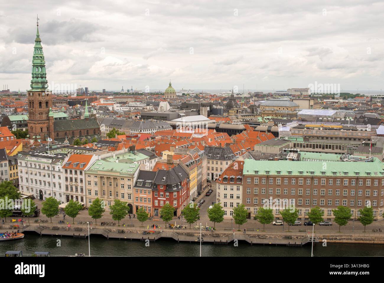 Un pittoresco paesaggio urbano di Copenhagen con lo storico Skt. Nikolaj Kirke, ora Nikolaj Kunsthal, circondato dall'affascinante architettura di Gamm Foto Stock