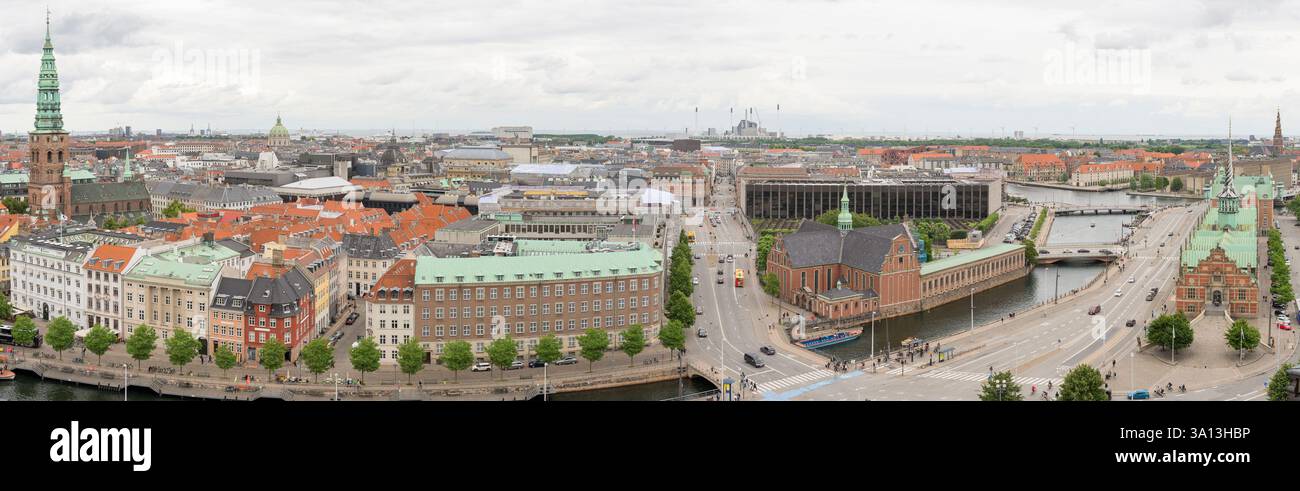 Un'ampia vista panoramica di Copenhagen, che mette in risalto la Nikolaj Kirke (ora Nikolaj Kunsthal), Gammel Strand, Indre By, Holmens Kirke, l'iconico Bø Foto Stock