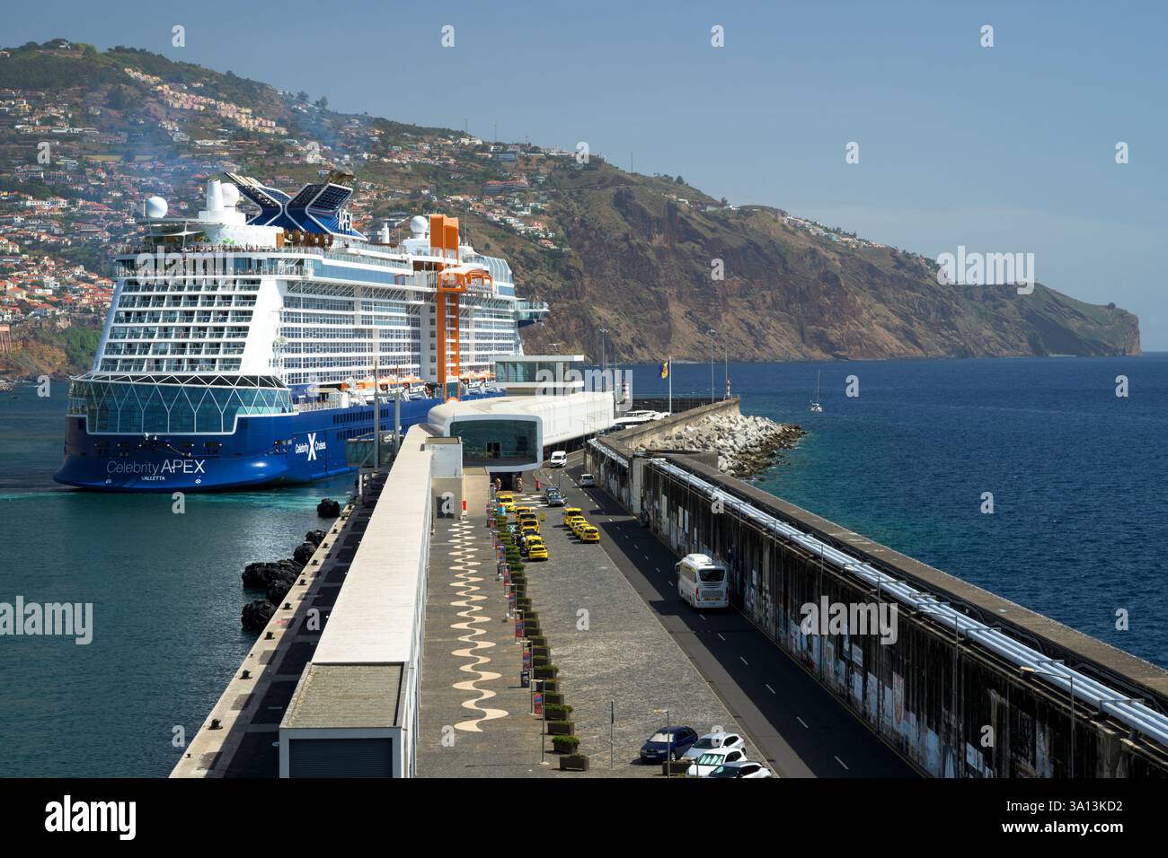 La Celebrity Apex ormeggiata nel porto di Funchal, Madeira, Portogallo Foto Stock