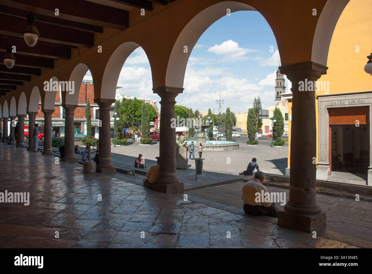 Puebla de Zaragoza, Puebla, Messico; 04 07 2019; Vista di una strada nel centro di Puebla. Foto Stock