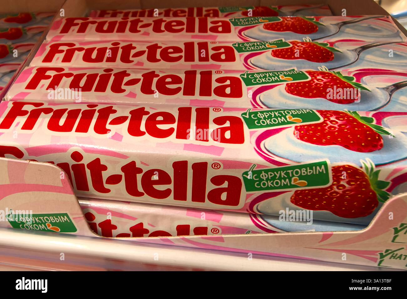 Bobruisk, Bielorussia - 22 febbraio 2025: I blocchi di caramelle dai sapori fruttati sono ordinatamente disposti sullo scaffale del negozio. Foto Stock