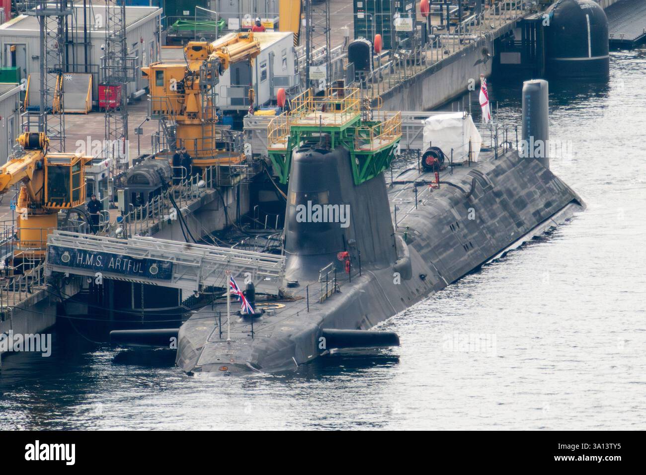Faslane, Scozia, Regno Unito. 6 marzo 2025. HMS Artful, un sottomarino nucleare di classe astuta ormeggiato alla base navale di Faslane. La base navale di sua Maestà (HMNB) Clyde a Faslane sulla Gare Loch è sede della flotta britannica di sottomarini nucleari, tra cui la classe Vanguard, che trasportano il deterrente nucleare basato su missili. Iain Masterton/Alamy Live News Foto Stock