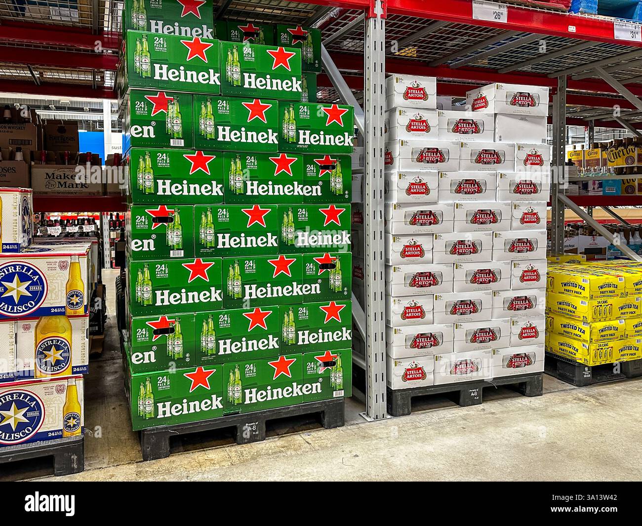 Birra Heineken e Stella Artois in un negozio Sam's Club. Merrillville, Stati Uniti, 6 marzo 2025 - Immagine stock catturata con smartphone