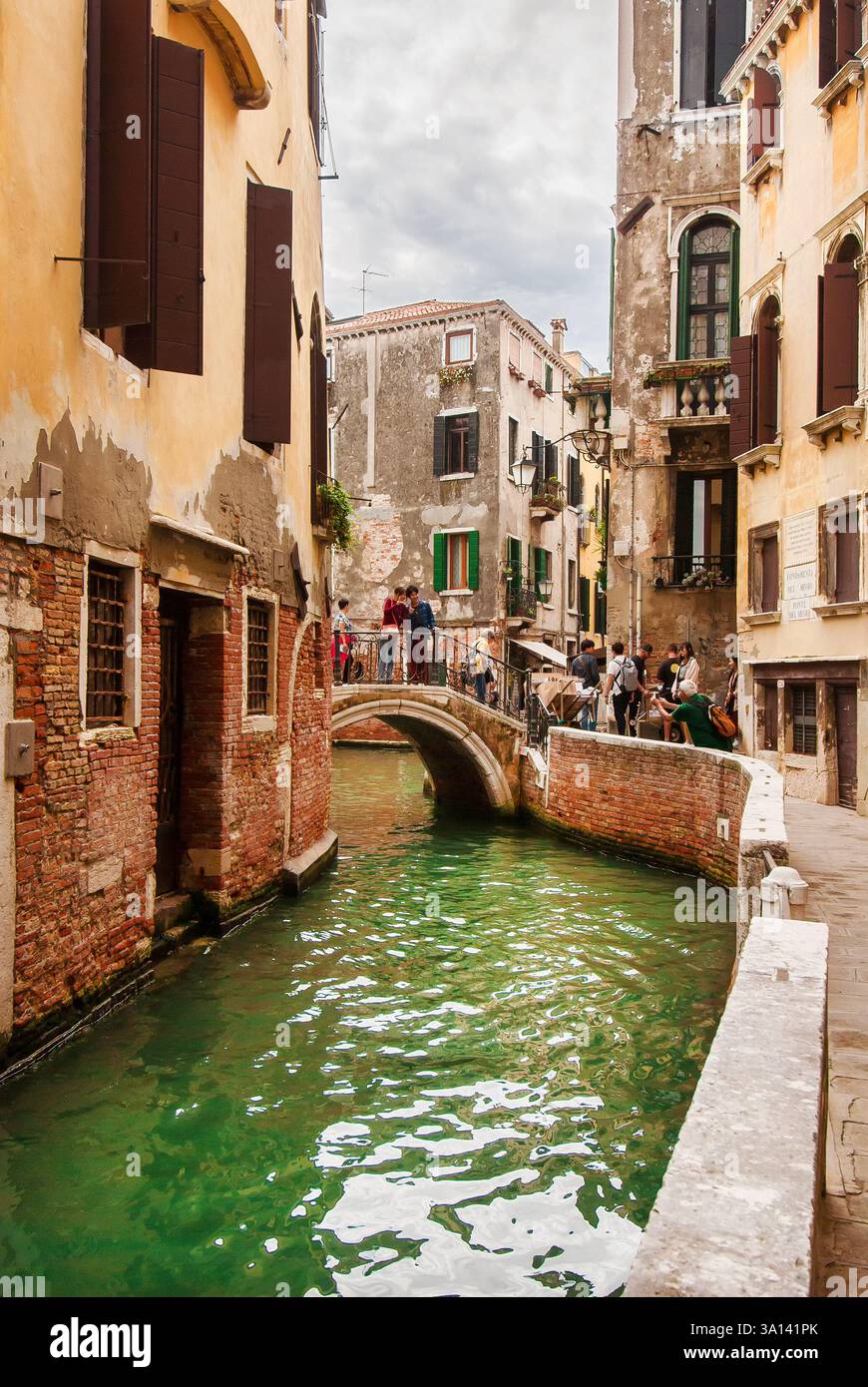 Turismo a Venezia. Il turista scatta foto nel quartiere storico di Santa Croce Foto Stock