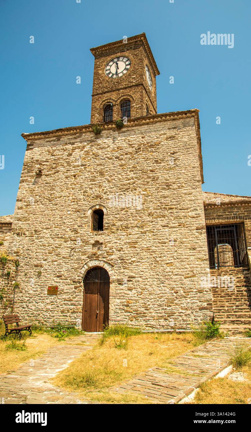 Torre dell'orologio del castello di Gjirokaster: L'iconico monumento in pietra albanese che domina la valle del Drino, emblema del patrimonio balcanico e dell'artigianato senza tempo Foto Stock