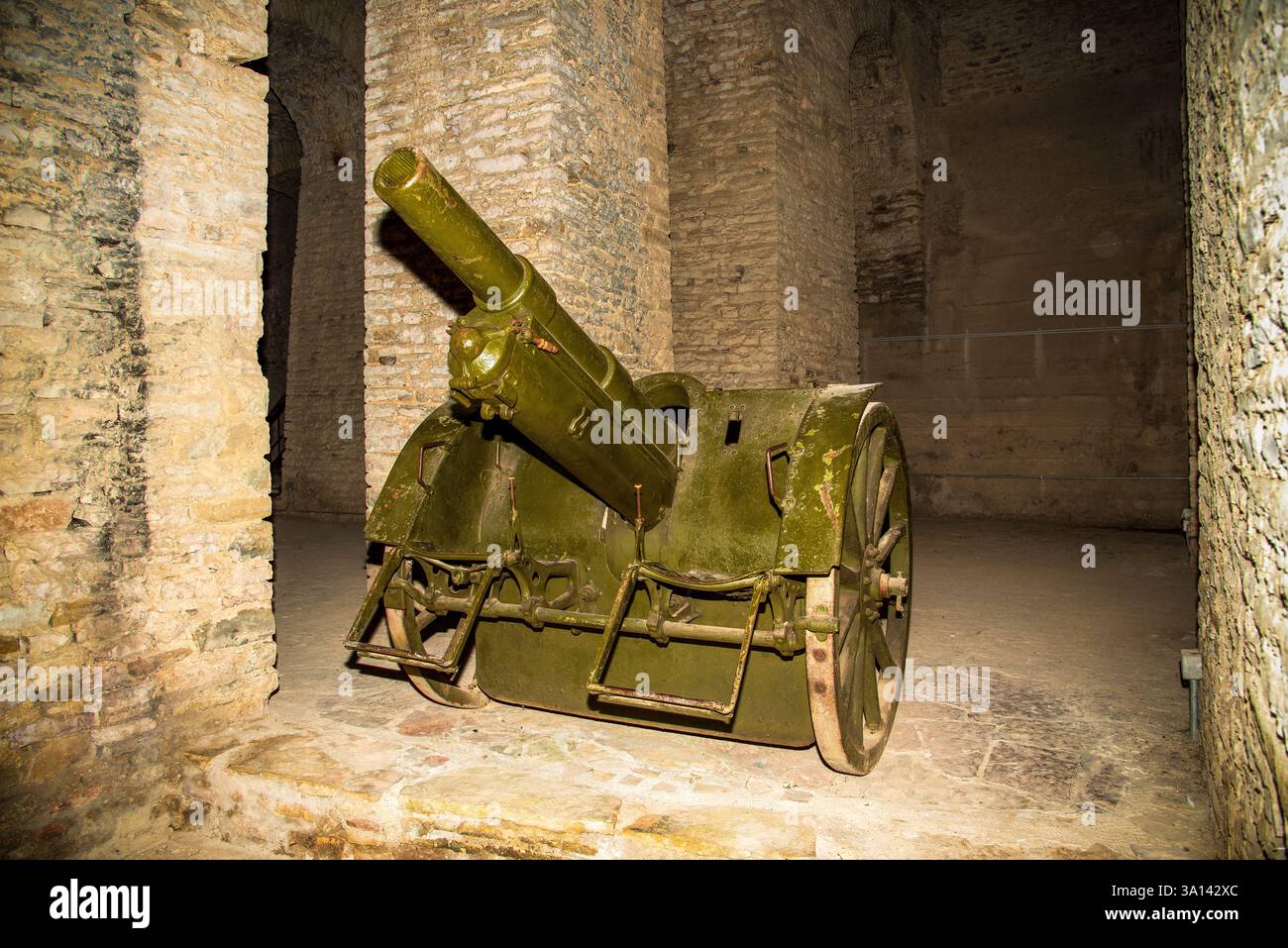 Cannone da campo tradizionale nelle misteriose camere di pietra del castello di Gjirokaster: Mostra storica di artiglieria albanese in una fortezza UNESCO dell'era ottomana Foto Stock