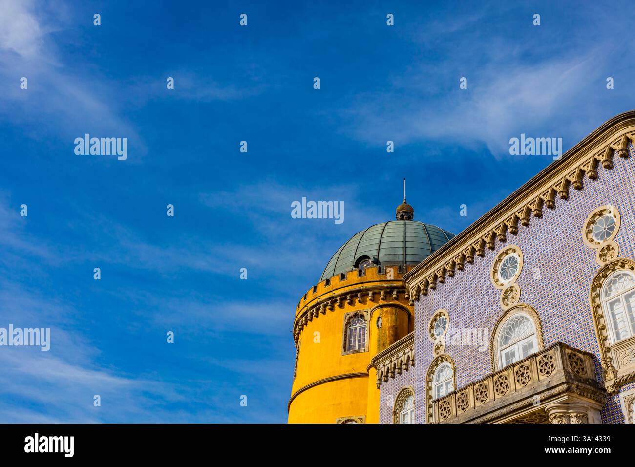 Scopri gli incantevoli colori e l'intricato design del Palazzo Nazionale di pena a Sintra, Portogallo, un capolavoro romanticista ricco di storia e. Foto Stock