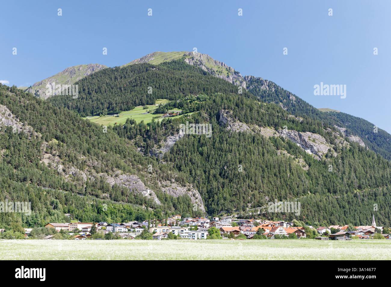 Pfunds vista dalla via Claudia Augusta vicino a un luogo chiamato Meilenstein 64 (Tirol, Austria) Foto Stock