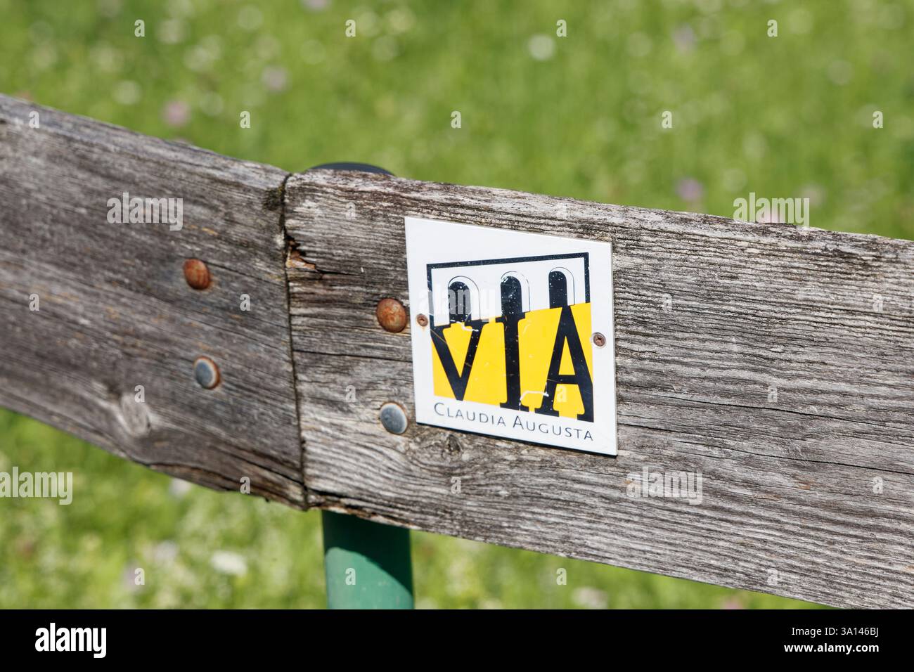 Punto di riferimento vicino a Pfunds (Tirolo, Austria) per il sentiero a lunga percorrenza via Claudia Augusta, che segue un'antica strada romana attraverso le Alpi. Foto Stock
