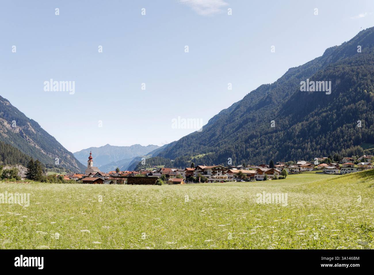 Pfunds (Tirolo, Austria) visto dal lungo sentiero via Claudia Augusta, che segue un'antica strada romana attraverso le Alpi. Foto Stock