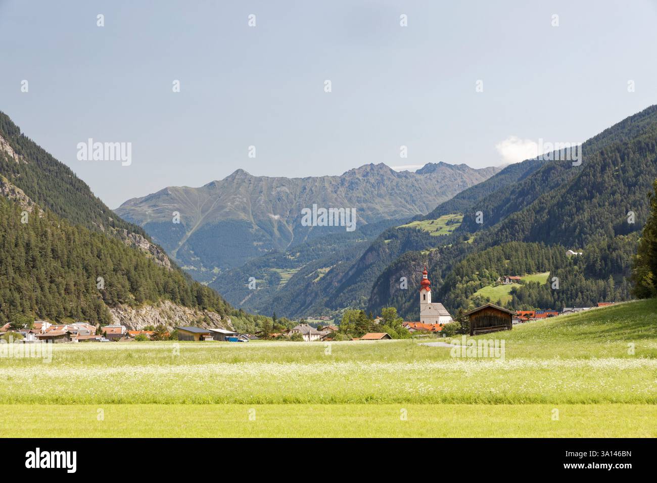 Pfunds (Tirolo, Austria) visto dal lungo sentiero via Claudia Augusta, che segue un'antica strada romana attraverso le Alpi. Foto Stock