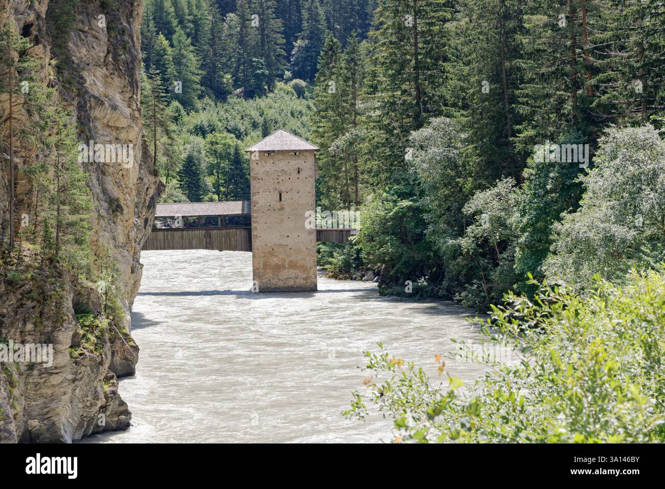 La gola del fiume Inn (Innschlucht) con il vecchio ponte che conduce a Altfinstermünz visto dal sentiero lungo via Claudia Augusta, che Foto Stock