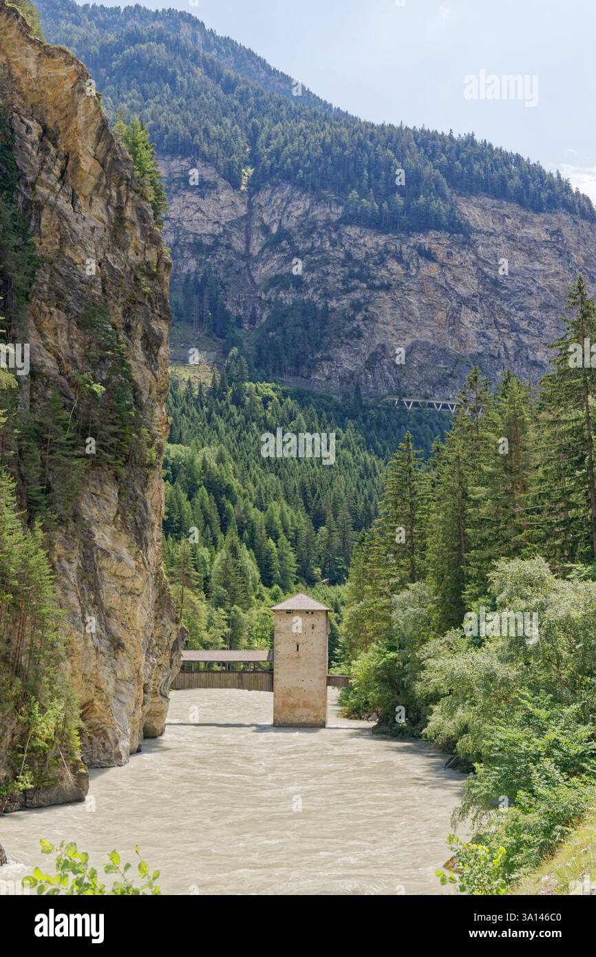 La gola del fiume Inn (Innschlucht) con il vecchio ponte che conduce a Altfinstermünz visto dal sentiero lungo via Claudia Augusta, che Foto Stock