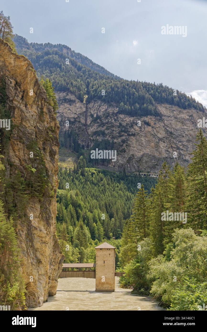 La gola del fiume Inn (Innschlucht) con il vecchio ponte che conduce a Altfinstermünz visto dal sentiero lungo via Claudia Augusta, che Foto Stock