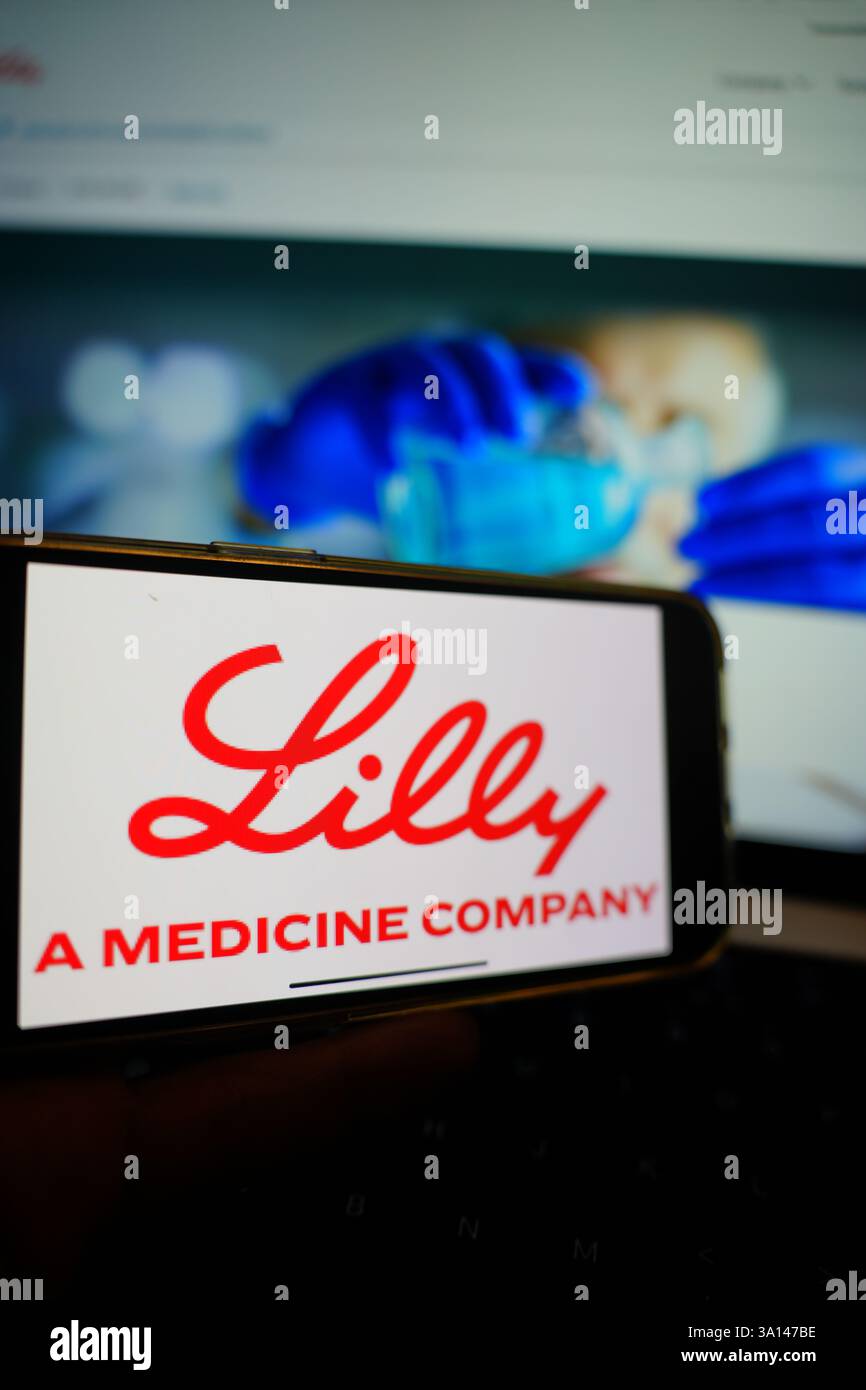 Roosendaal, Paesi Bassi - 6 marzo 2025: Un telefono cellulare con il logo di Eli Lilly and Company, con il sito web della società sullo sfondo. Foto Stock