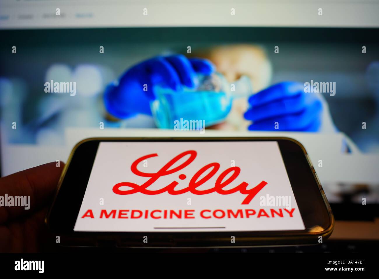 Roosendaal, Paesi Bassi - 6 marzo 2025: Un telefono cellulare con il logo di Eli Lilly and Company, con il sito web della società sullo sfondo. Foto Stock