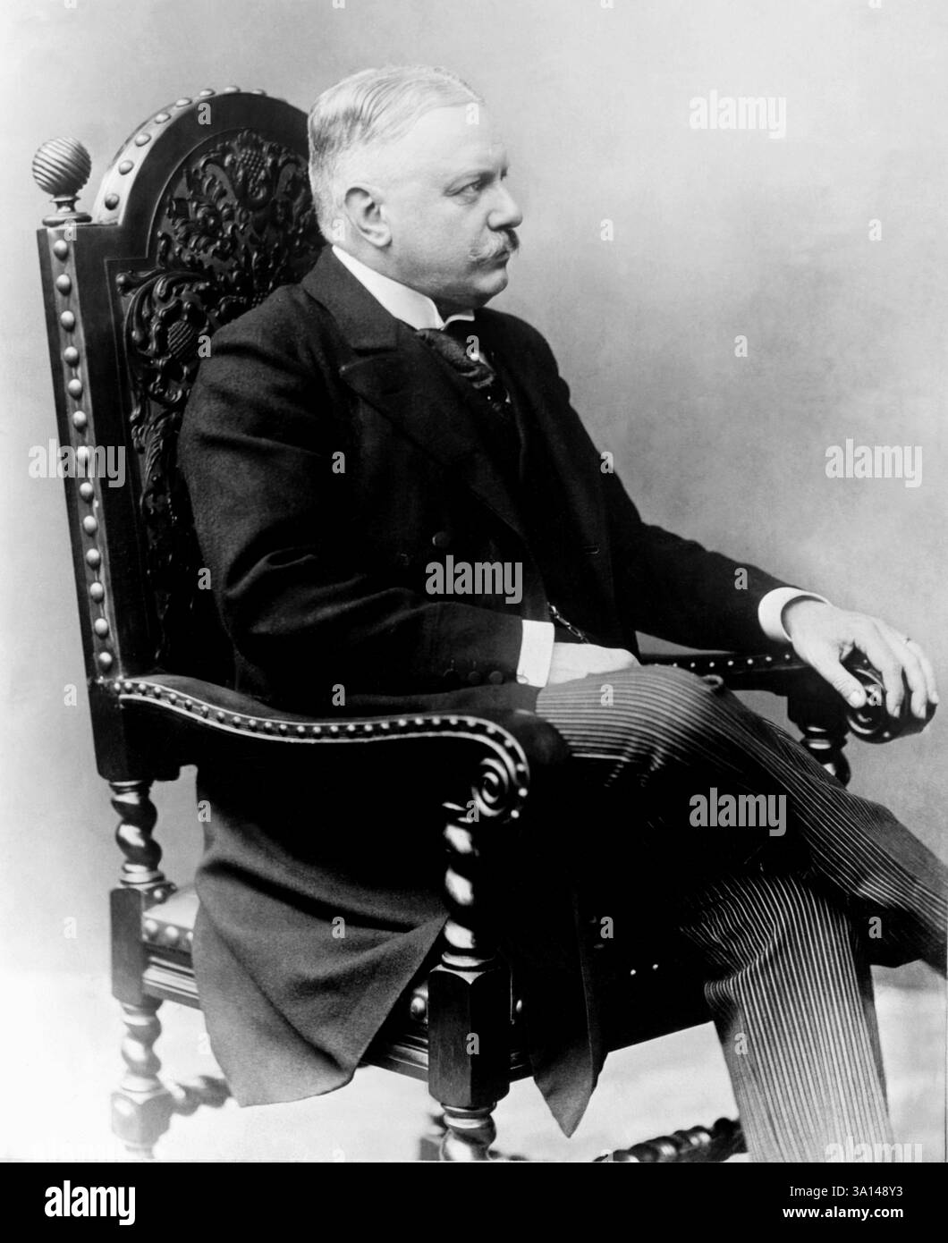 1910 c. , GERMANIA : il politico tedesco Bernhard von Bülow ( 1849 - 1929 ). Conte dal 1899, principe dal 1905. È stato Segretario di Stato e Ministro degli Esteri della Germania . Fu il protagonista della fallita missione di pace tedesca che avrebbe dovuto impedire all'Italia di entrare nella prima guerra mondiale dalla parte della triplice intesa. Foto di Max Hirsch ( 1880 – 1925 ) . - Heinrich Karl Martin von BULOW BUELOW - STORIA - FOTO STORICHE - POLITICO - POLITICA - POLITICA - ritratto - ritratto - baffi - baffi - prima guerra MONDIALE - GRANDE GUERRA - GRANDE GUERRA - LA prima GUERRA MONDIALE -- Archivio GBB Foto Stock