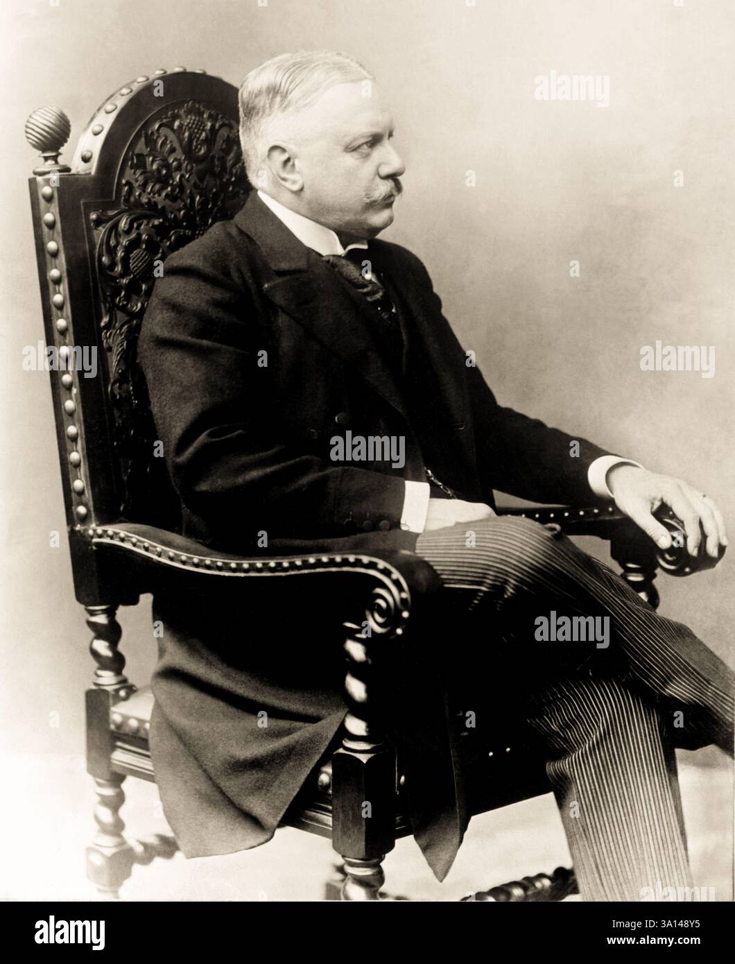 1910 c. , GERMANIA : il politico tedesco Bernhard von Bülow ( 1849 - 1929 ). Conte dal 1899, principe dal 1905. È stato Segretario di Stato e Ministro degli Esteri della Germania . Fu il protagonista della fallita missione di pace tedesca che avrebbe dovuto impedire all'Italia di entrare nella prima guerra mondiale dalla parte della triplice intesa. Foto di Max Hirsch ( 1880 – 1925 ) . - Heinrich Karl Martin von BULOW BUELOW - STORIA - FOTO STORICHE - POLITICO - POLITICA - POLITICA - ritratto - ritratto - baffi - baffi - prima guerra MONDIALE - GRANDE GUERRA - GRANDE GUERRA - LA prima GUERRA MONDIALE -- Archivio GBB Foto Stock