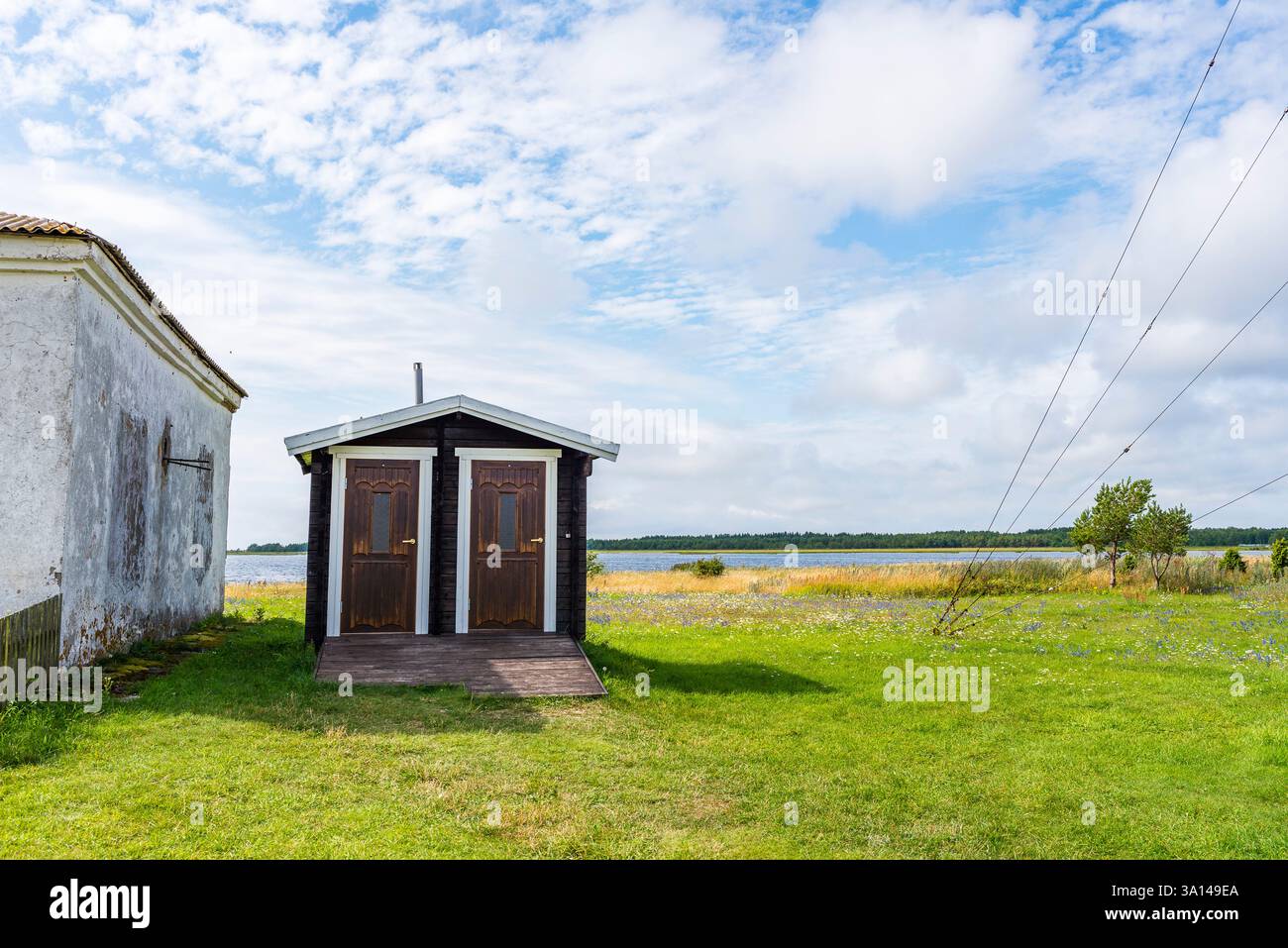 Paesaggio costiero con il faro di Sõrve sulla punta meridionale dell'isola di Saaremaa, Sääre, Estonia Foto Stock