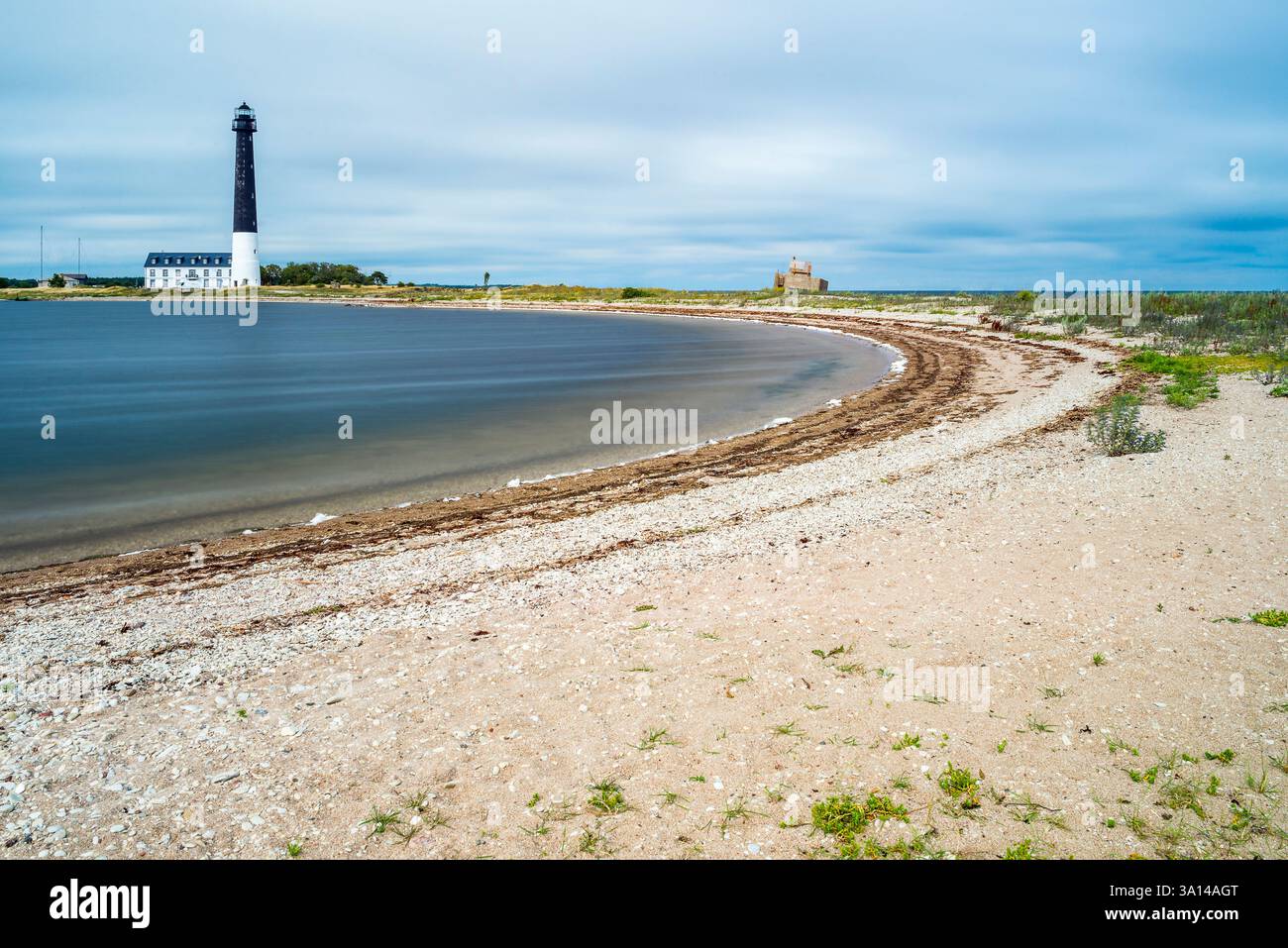 Paesaggio costiero sulla punta meridionale dell'isola di Saaremaa con il faro di Sõrve, Sääre, Estonia Foto Stock