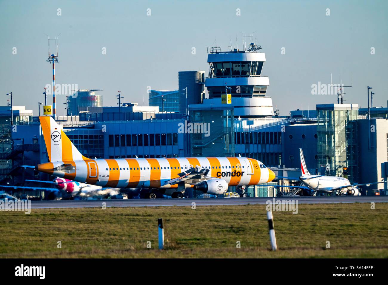 Aeromobili Condor in pista di rullaggio, piazzale presso l’aeroporto internazionale di Düsseldorf, vecchia torre di controllo del traffico aereo, Renania settentrionale-Vestfalia, Germania, Foto Stock