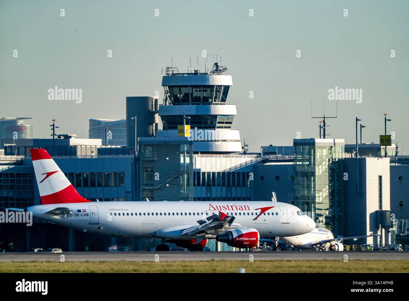 Aeromobili austriaci sulla via di rullaggio, piazzale dell’aeroporto internazionale di Düsseldorf, vecchia torre di controllo del traffico aereo, Renania settentrionale-Vestfalia, Germania, Foto Stock