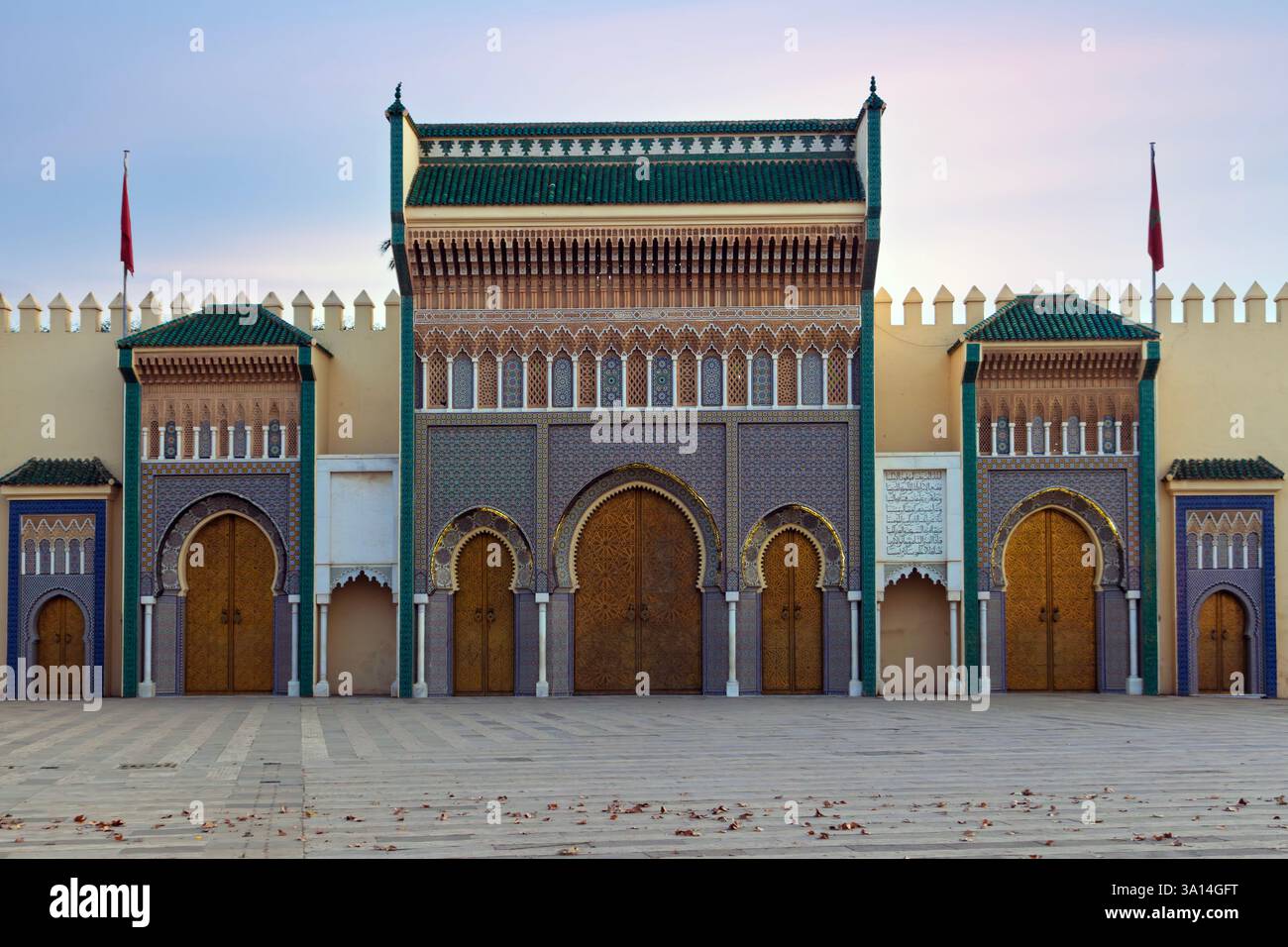 Il Palazzo reale o Dar al-Makhzen è il palazzo del re del Marocco nella città di Fez, in Marocco. Foto Stock