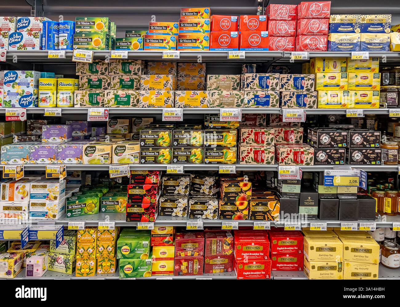 Italia - 5 marzo 2025: Confezioni da tè di vario tipo e marche diverse esposte sugli scaffali in vendita nel supermercato italiano Foto Stock