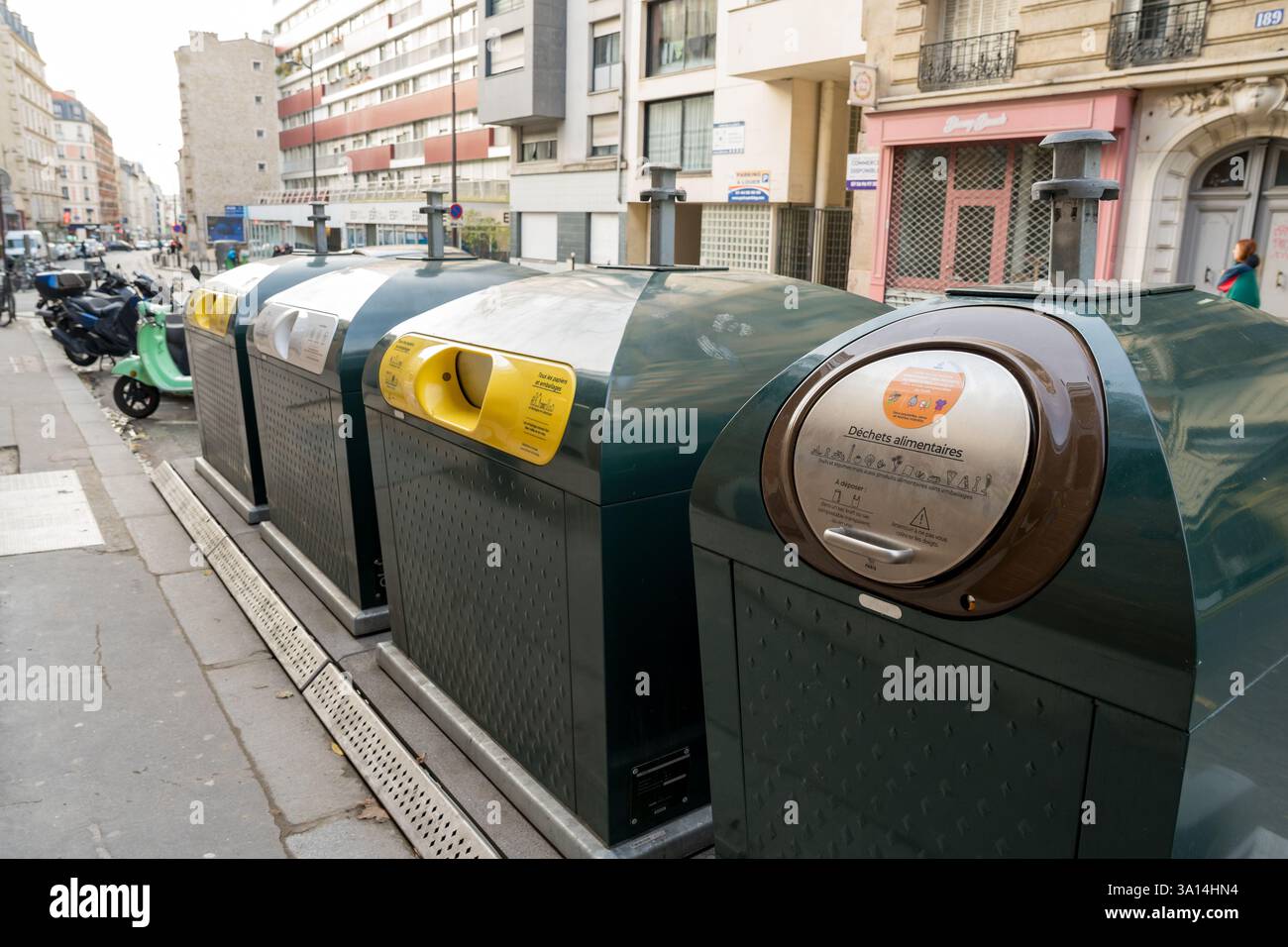 Le innovative unità di smaltimento dei rifiuti migliorano la pulizia urbana in una vivace strada cittadina durante il tardo pomeriggio Foto Stock
