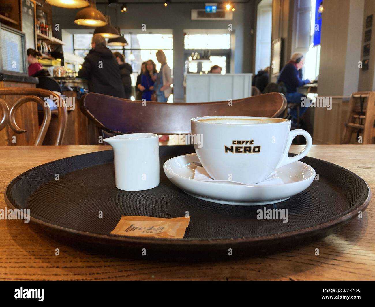 Tazza di caffè al caffè Nero, Regno Unito - Immagine stock catturata con smartphone