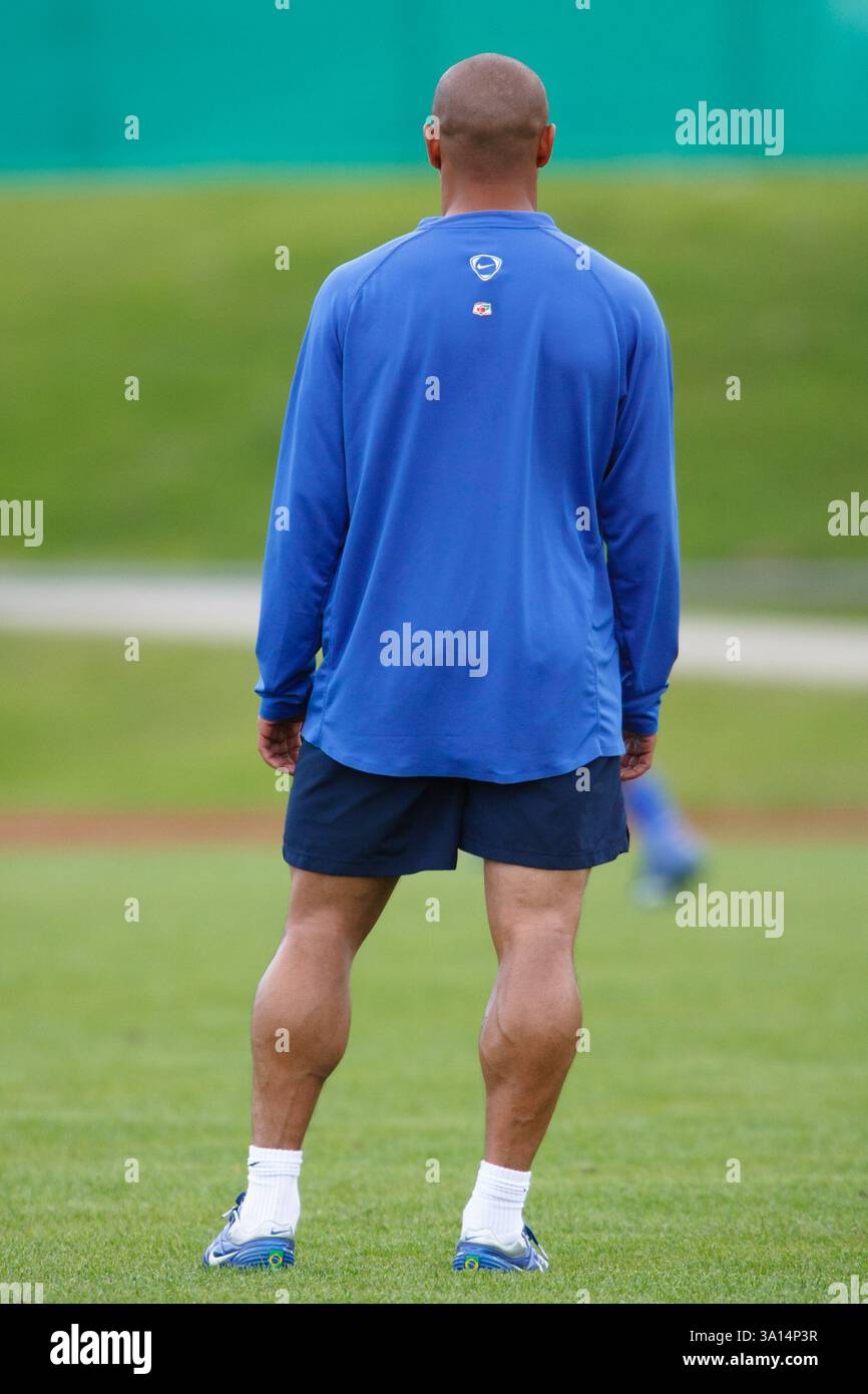 Il giocatore brasiliano Roberto Carlos è stato raffigurato durante una sessione di allenamento della nazionale brasiliana in vista del torneo di calcio della Coppa del mondo FIFA il 7 giugno 2006 a Konigstein, in Germania. Solo per uso editoriale. Uso commerciale vietato. (Fotografia di Jonathan Paul Larsen / Diadem Images) Foto Stock