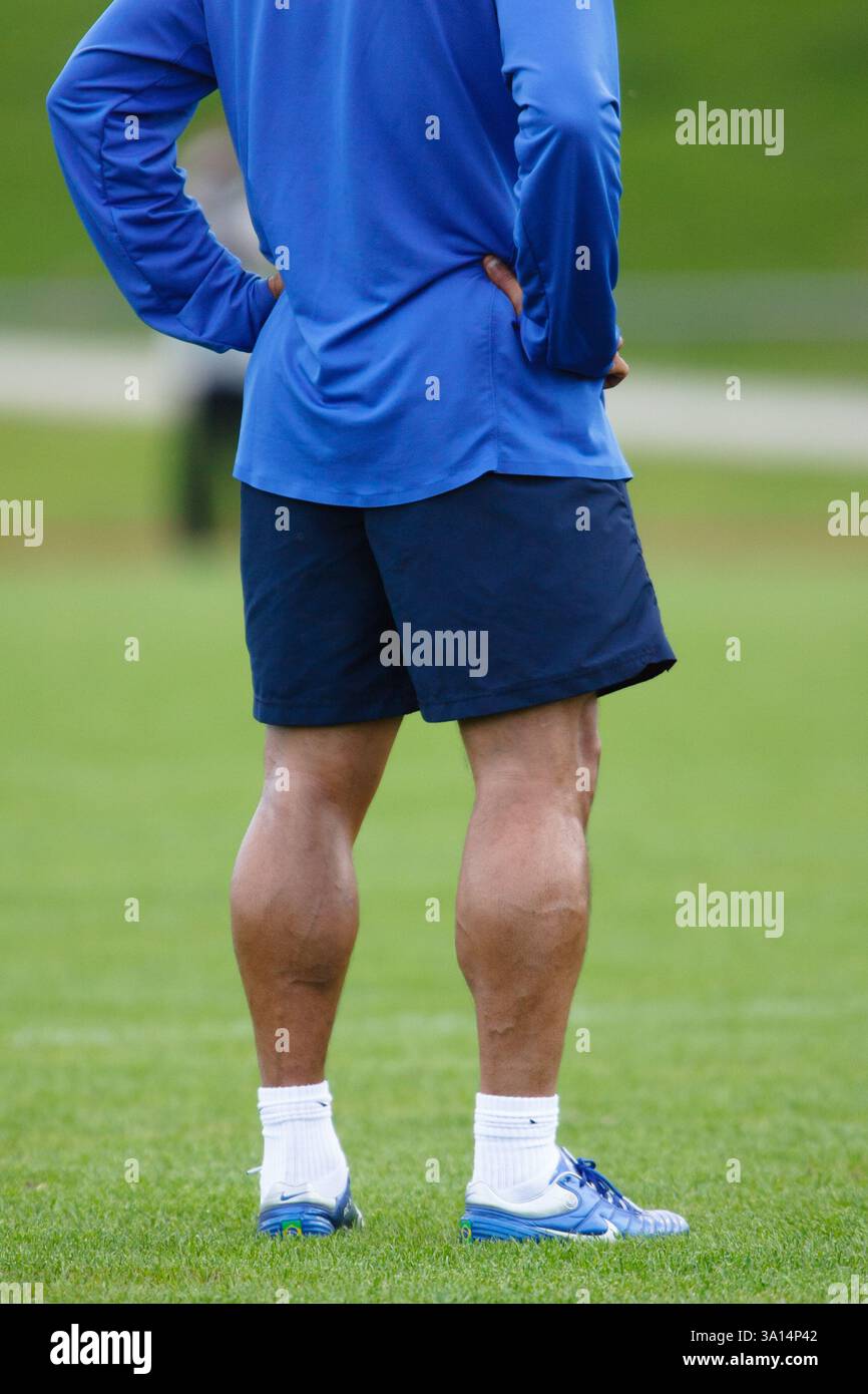 Le gambe del calciatore brasiliano Roberto Carlos, nella foto del 7 giugno 2006 a Konigstein, in Germania, durante una sessione di allenamento della Nazionale in vista del torneo della Coppa del mondo FIFA. Solo per uso editoriale. Uso commerciale vietato. (Fotografia di Jonathan Paul Larsen / Diadem Images) Foto Stock