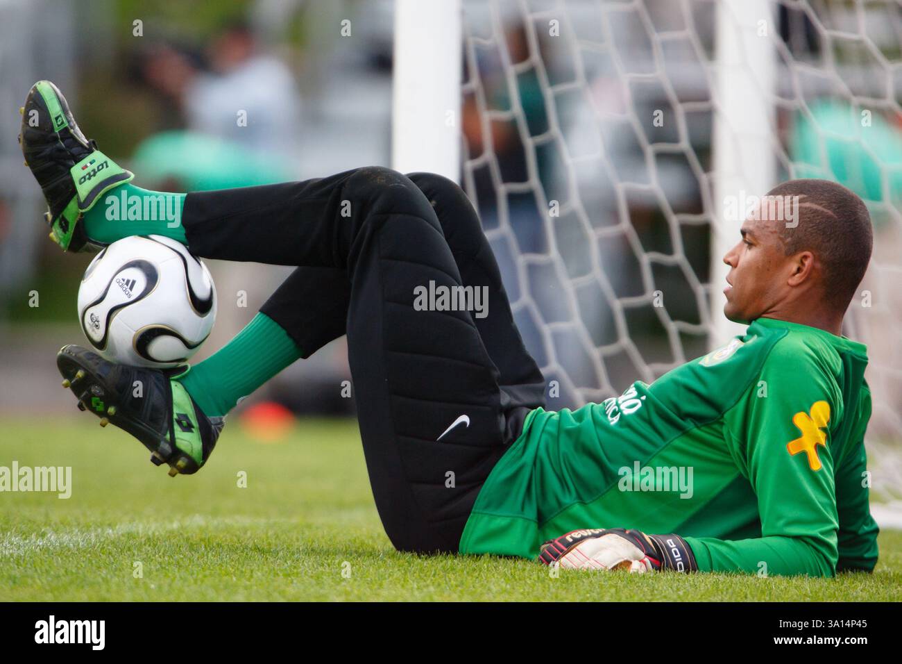 Il portiere brasiliano Dida pratica durante una sessione di allenamento della Nazionale prima del torneo della Coppa del mondo FIFA il 7 giugno 2006 a Konigstein, in Germania. Solo per uso editoriale. Uso commerciale vietato. (Fotografia di Jonathan Paul Larsen / Diadem Images) Foto Stock