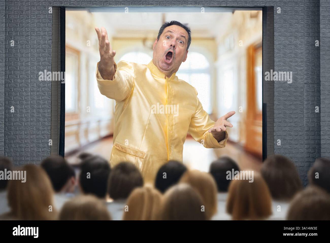 Persone che guardano un'esibizione di un popolare cantante di musica classica su uno schermo di proiezione in una sala Foto Stock