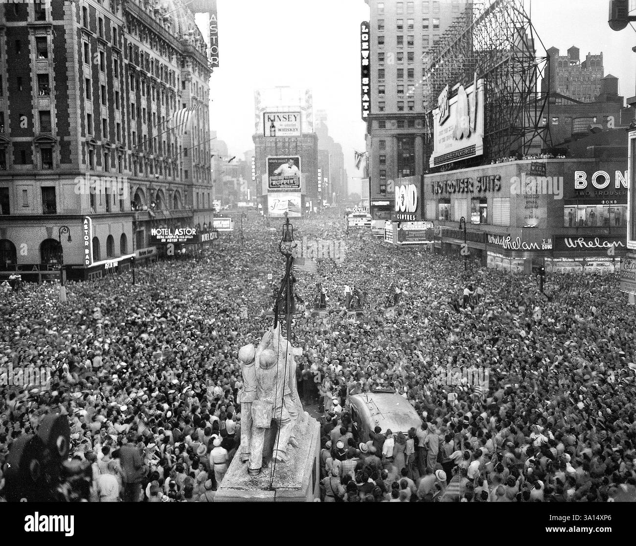 La folla si riunisce a Times Square per celebrare la resa del Giappone, V-J Day, New York City, New York, USA, U.S. Army Signal Corps, 15 agosto 1945 Foto Stock