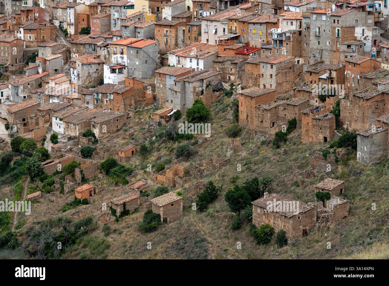 MOROS, SPAGNA - 06 LUGLIO 2021: Vista del villaggio di Moros e delle sue vecchie case tipiche nella provincia di Saragozza, Aragón, Spagna. Foto Stock