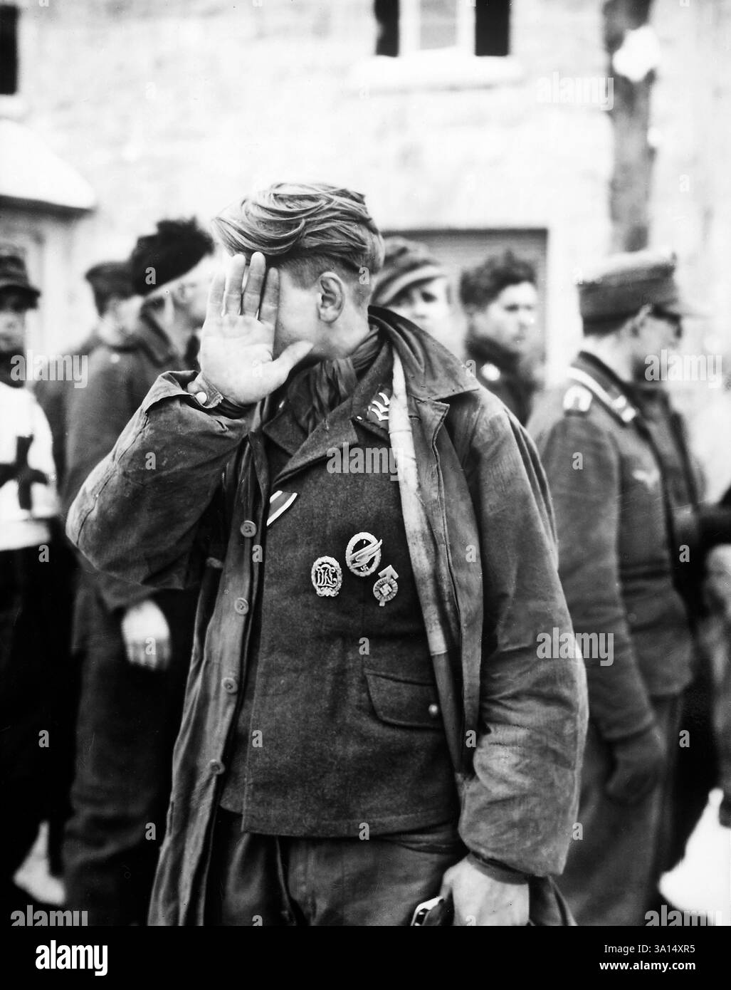 Prigioniero tedesco che gli proteggeva la faccia dopo essere stato catturato dal 16th Infantry Regiment, vicino a Weywertz, Belgio, U.S. Army Signal Corps, 15 gennaio 1945 Foto Stock