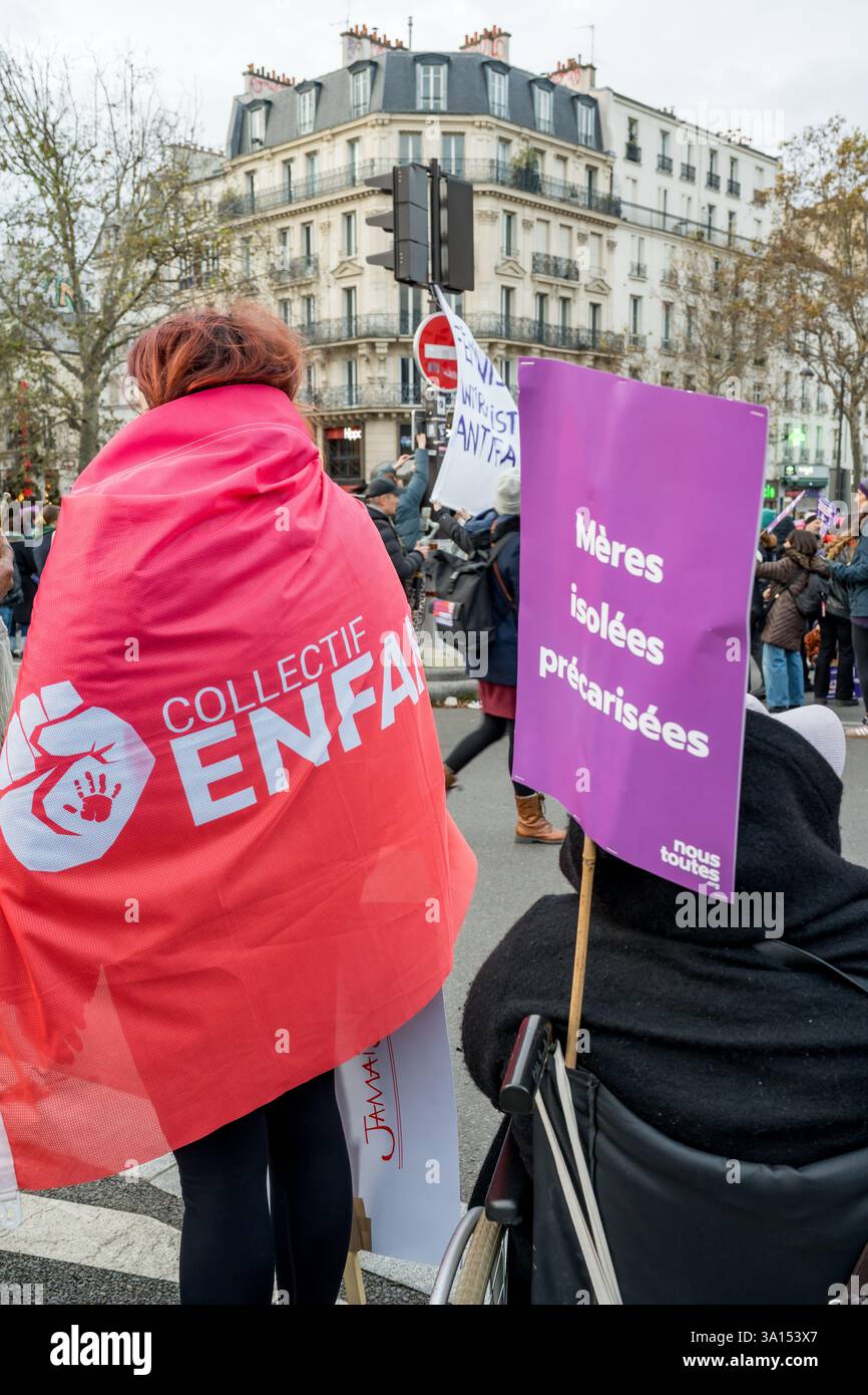 Azione collettiva per i bambini evidenziata durante una vibrante protesta a Parigi con potenti messaggi sulle questioni sociali Foto Stock