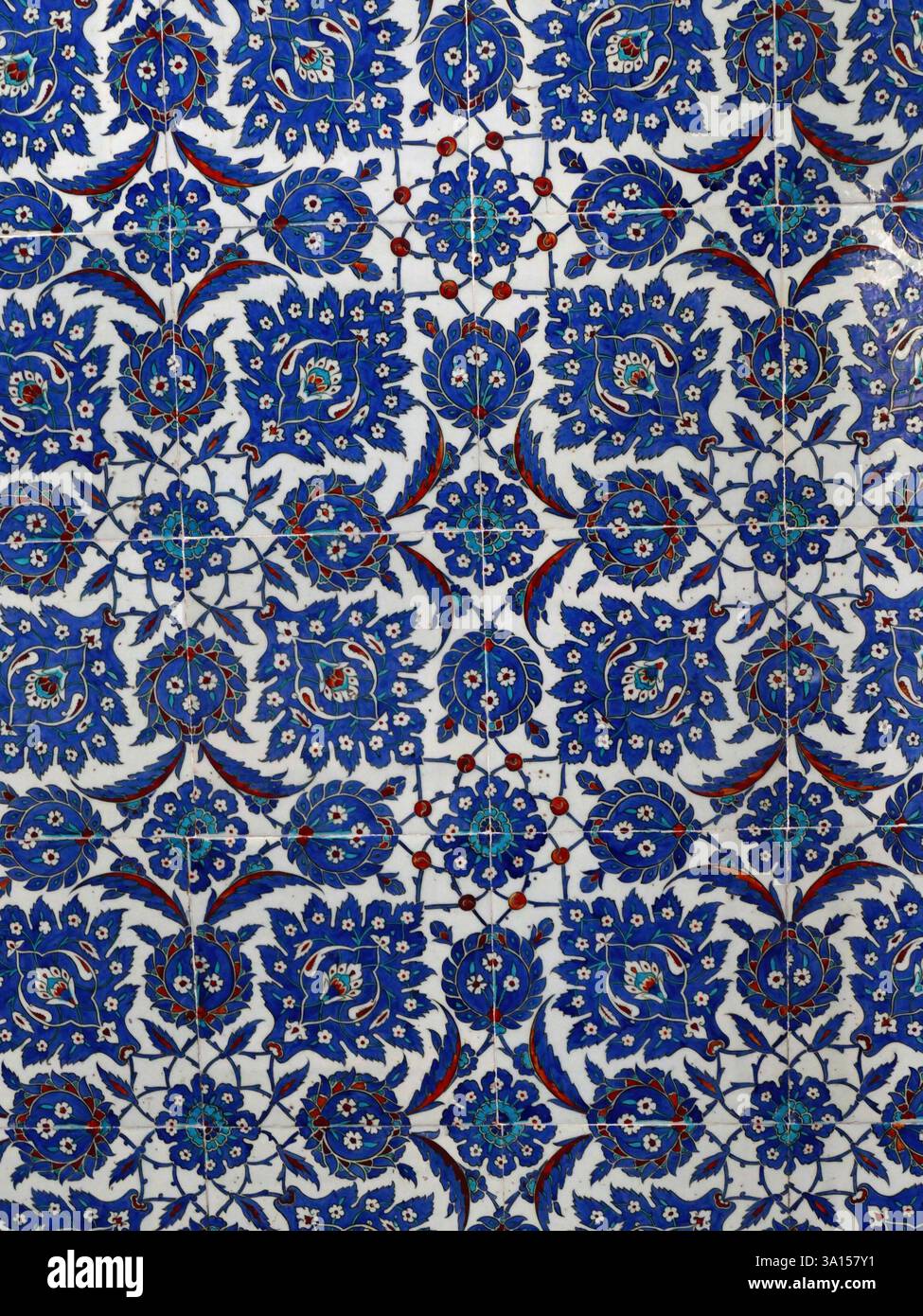 Istanbul - 24 settembre 2024 - Vista ravvicinata di un motivo floreale ricorrente sulle vibranti piastrelle di iznik, che mostra l'intricata arte della ceramica dell'epoca ottomana. Foto Stock