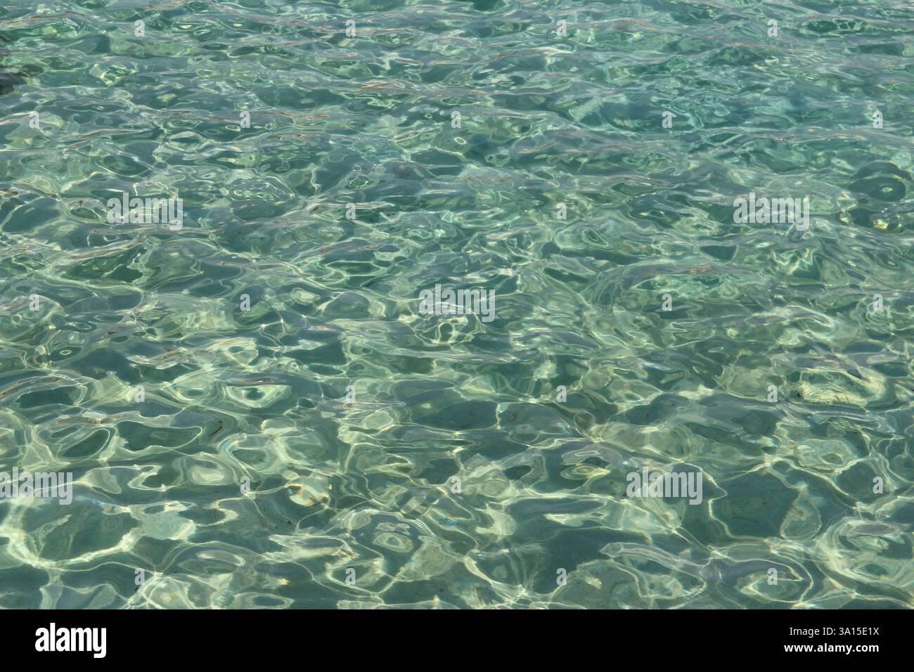 Superficie pulita e limpida dell'acqua del Mar Rosso a Hurghada, Egitto Foto Stock