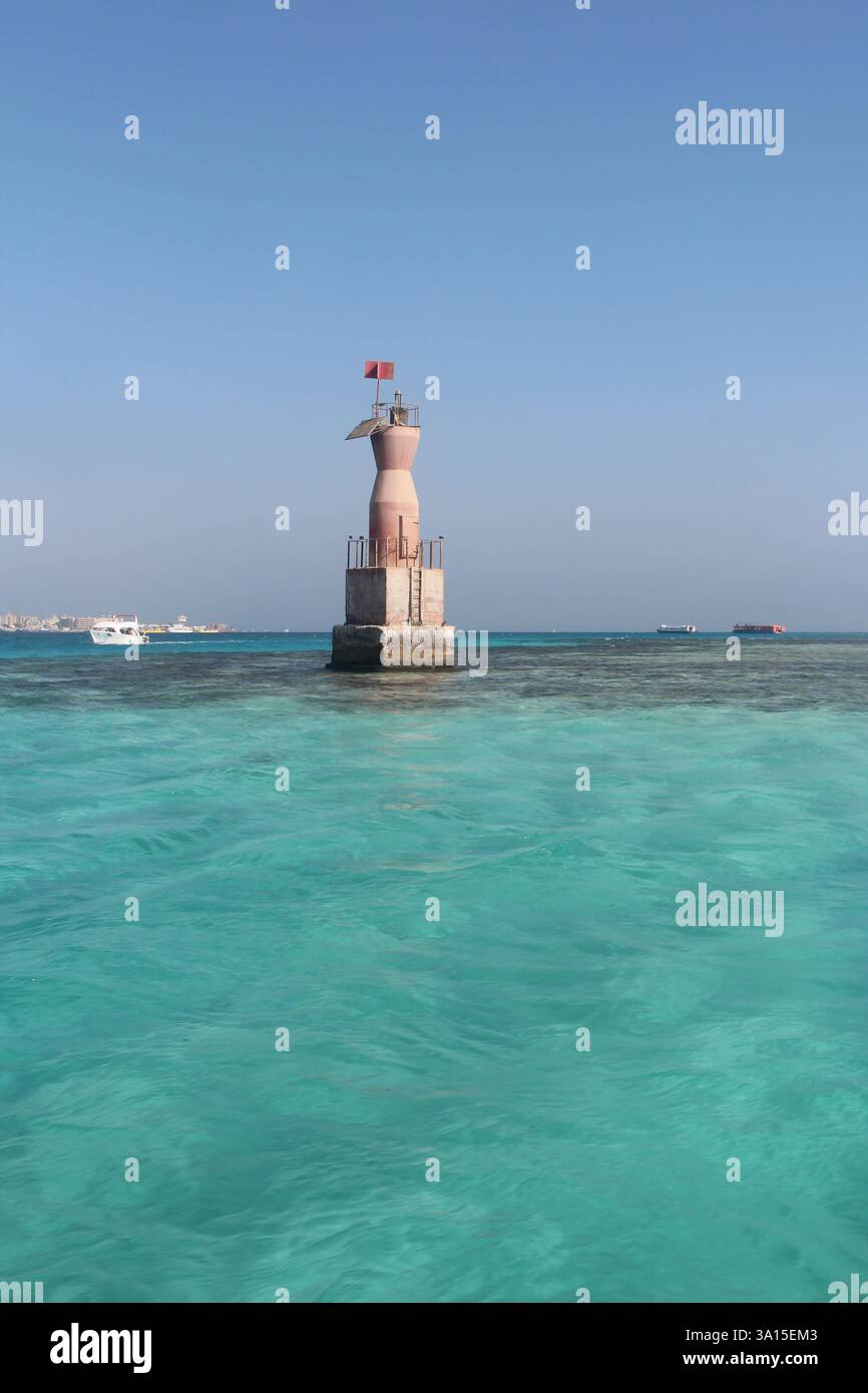 Insegna di navigazione sul pericoloso sottomarino del Mar Rosso, Hurghada, Egitto Foto Stock