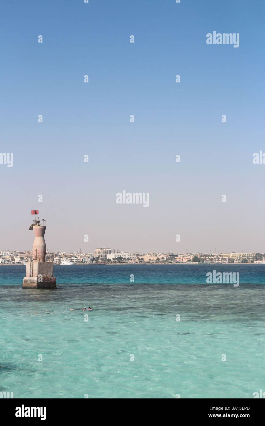 Insegna di navigazione sul pericoloso sottomarino del Mar Rosso, Hurghada, Egitto Foto Stock