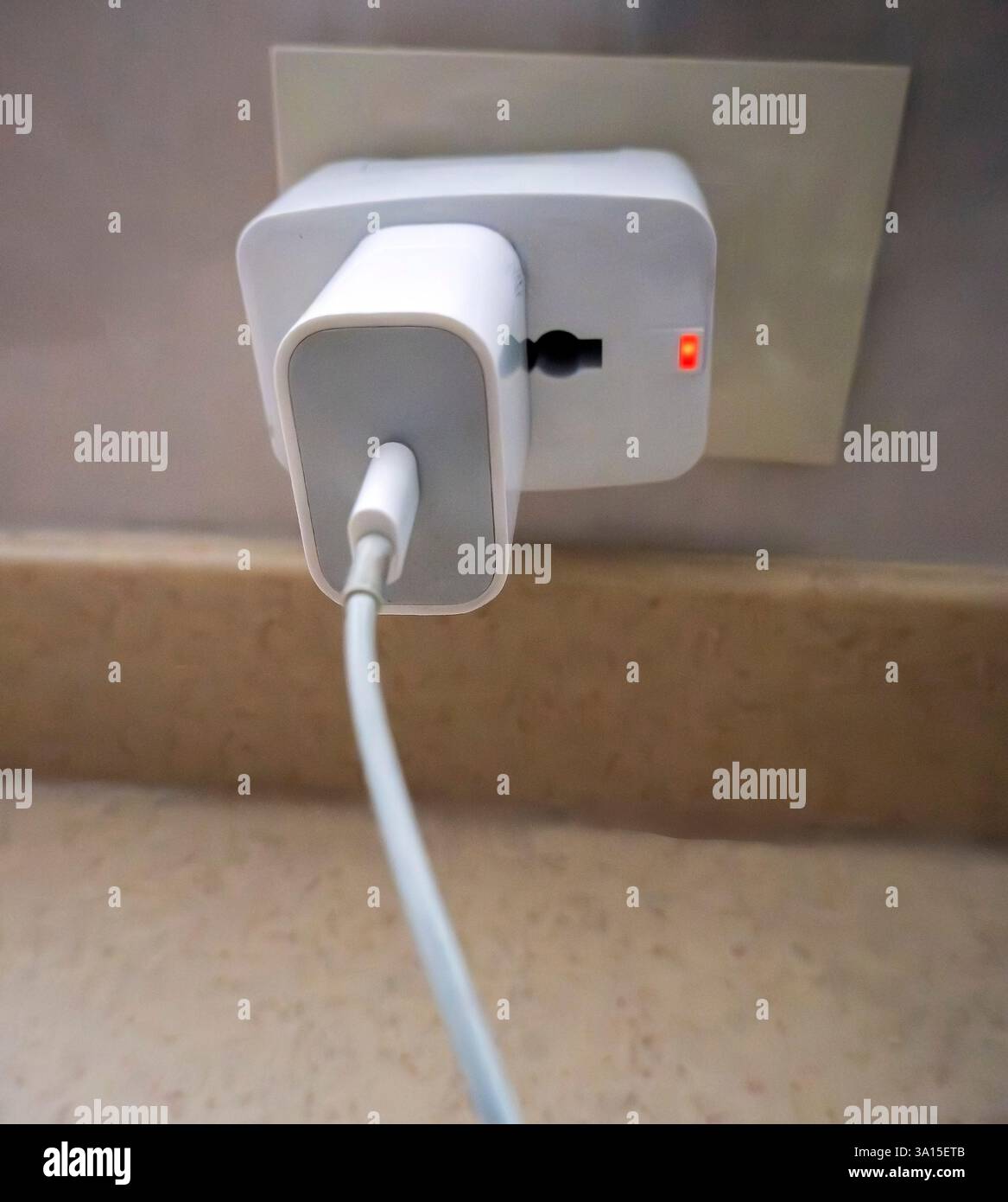 Cavo USB-C e adattatore di alimentazione Foto Stock