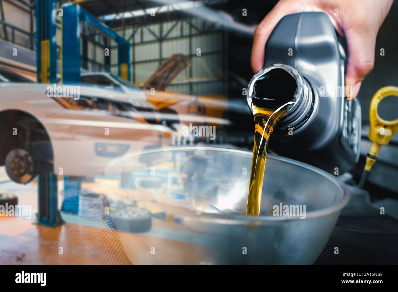 Processo di cambio dell'olio in officina automobilistica , doppia esposizione , il meccanico ha versato l'olio motore in un imbuto sul bocchettone di riempimento dell'olio motore , Car mai Foto Stock Processo di cambio dell'olio in officina automobilistica , doppia esposizione , il meccanico ha versato l'olio motore in un imbuto sul bocchettone di riempimento dell'olio motore , Car mai Foto Stock