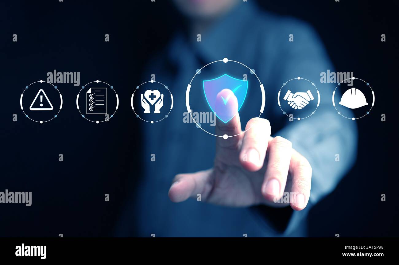 Sicurezza sul lavoro e conformità. Un uomo con icone di sicurezza, tra cui uno scudo, un cartello di avvertimento, una lista di controllo, un casco, stretta di mano e simbolo sanitario. Foto Stock