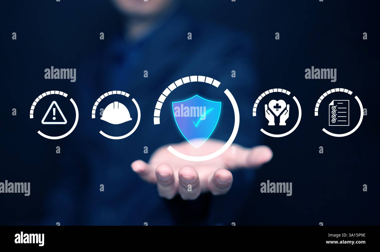 Sicurezza sul lavoro e conformità. Un uomo con icone di sicurezza, tra cui uno scudo, un cartello di avvertimento, una lista di controllo, un casco, e simbolo sanitario. Foto Stock