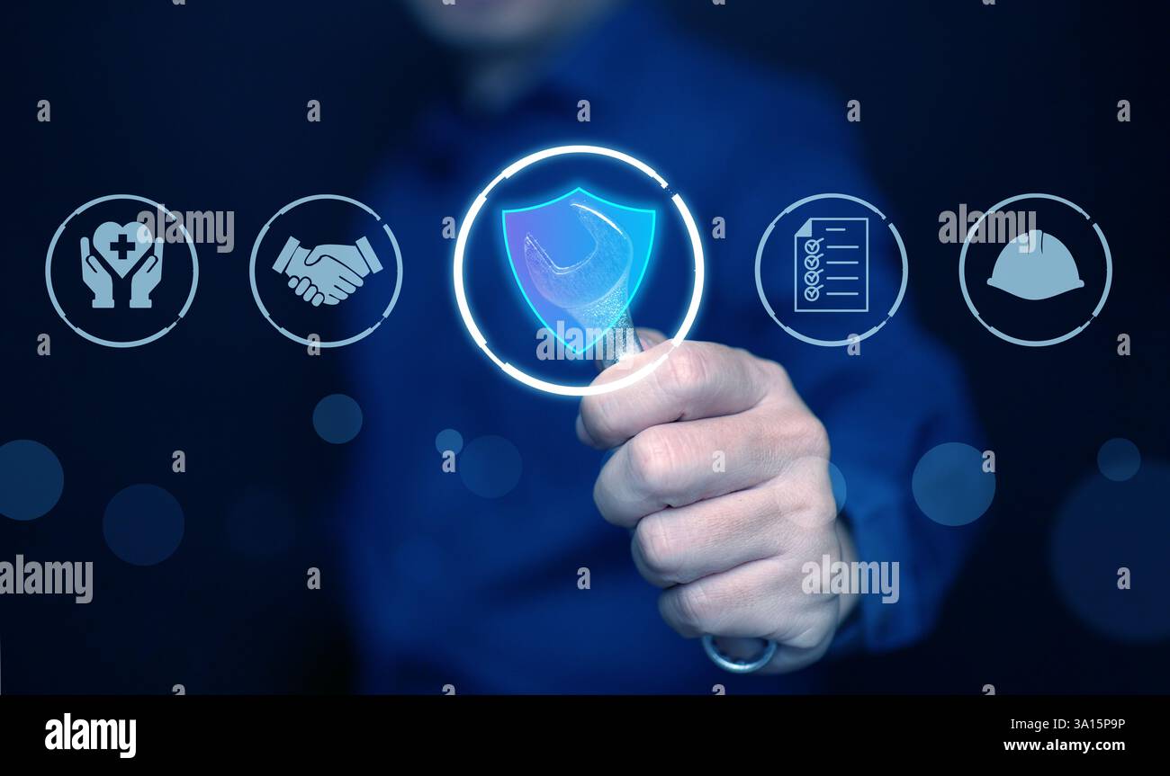 Sicurezza sul lavoro e conformità. Un uomo con icone di sicurezza, tra cui uno scudo, una stretta di mano, una lista di controllo, un casco, e simbolo sanitario. Foto Stock