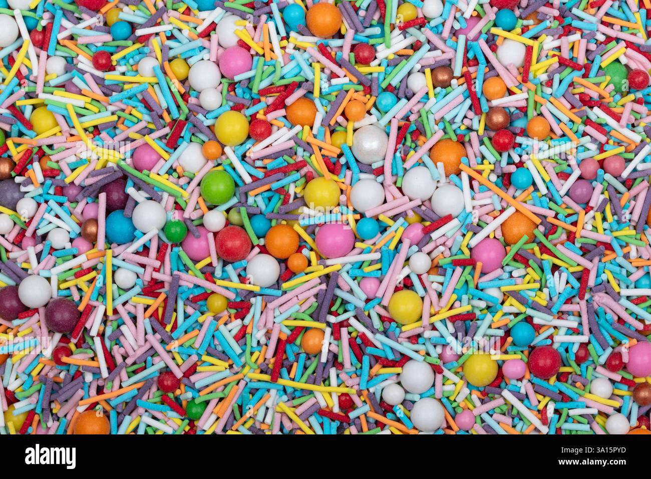 Vibrant Rainbow Sprinkles Mix - decorazioni colorate di pasticceria con Jimmies e Perle di zucchero per cuocere, dessert e dolciumi Foto Stock