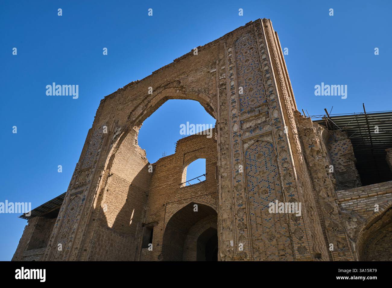 Vista della facciata esterna usurata e sbriciolata. Al mausoleo di Ishratxona, non restaurato e rovinato, dell'era timuride a Samarcanda, Uzbekistan. Foto Stock