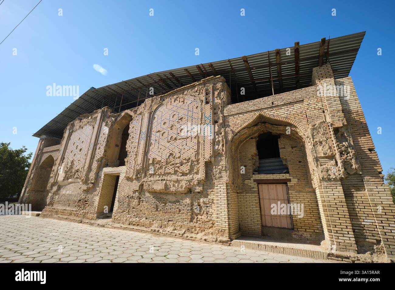 Vista della facciata esterna usurata e sbriciolata. Al mausoleo di Ishratxona, non restaurato e rovinato, dell'era timuride a Samarcanda, Uzbekistan. Foto Stock